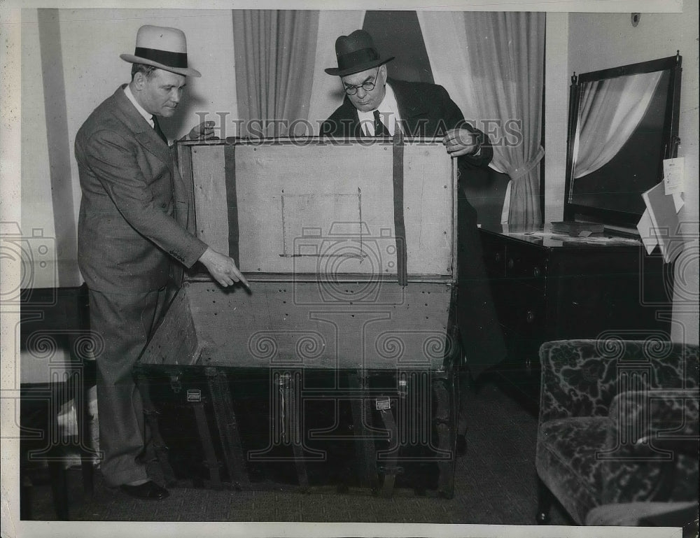 1934 Press Photo Edward Purdy Detective Police Arthur Patten Newspaper Editor - Historic Images