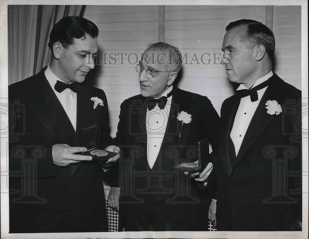 1946 Press Photo Paul Zottu with Virgil Meharg and Dean Richard Bach - Historic Images