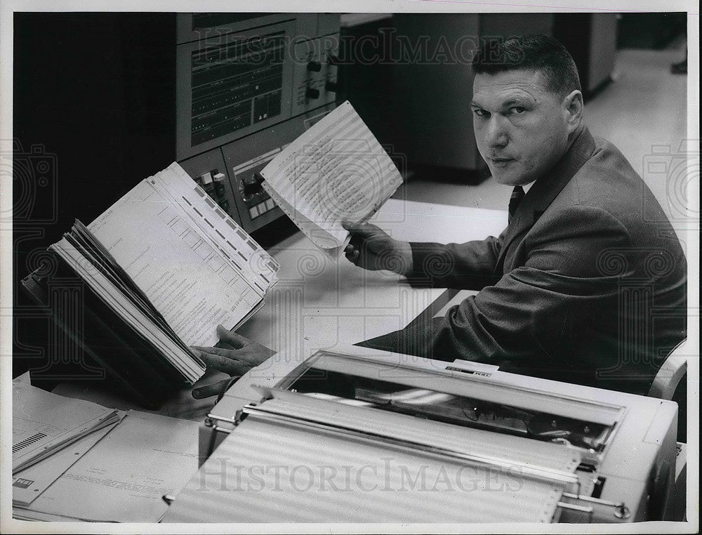 1966 Press Photo Dr. Gabriel Zimmerman Sits by Computer at Univ of San Francisco - Historic Images