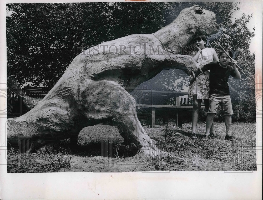 1967 Press Photo Cynthia and Mark Bires, 4611 Broadway, Oakwood-Historic Images