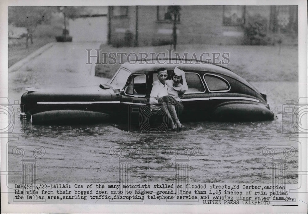 1952 Press Photo Ed Gerber carries his wife from flooded auto to higher ground - Historic Images