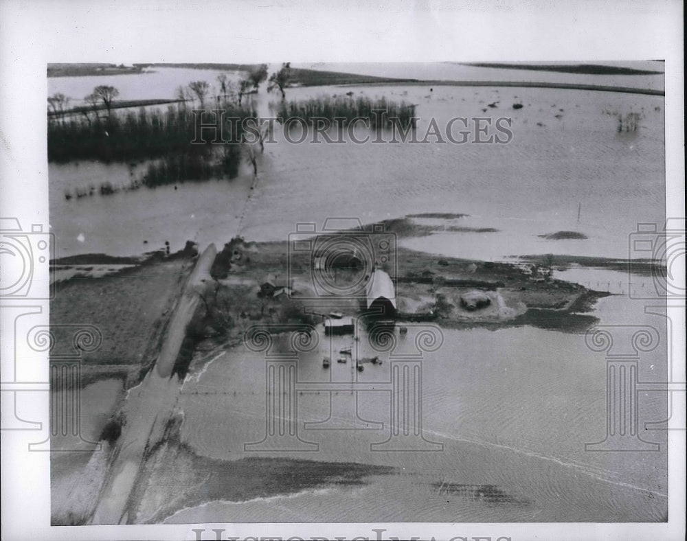 1954 Press Photo Water overflowing banks of Chippewa River flood Eau Claire, WI - Historic Images