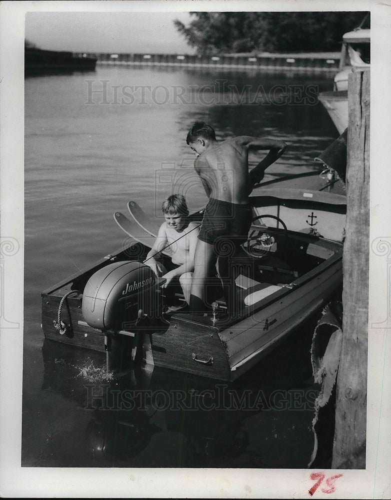 1958 Press Photo Henry Church and Bill Bennett Heading Out on a Boat - Historic Images