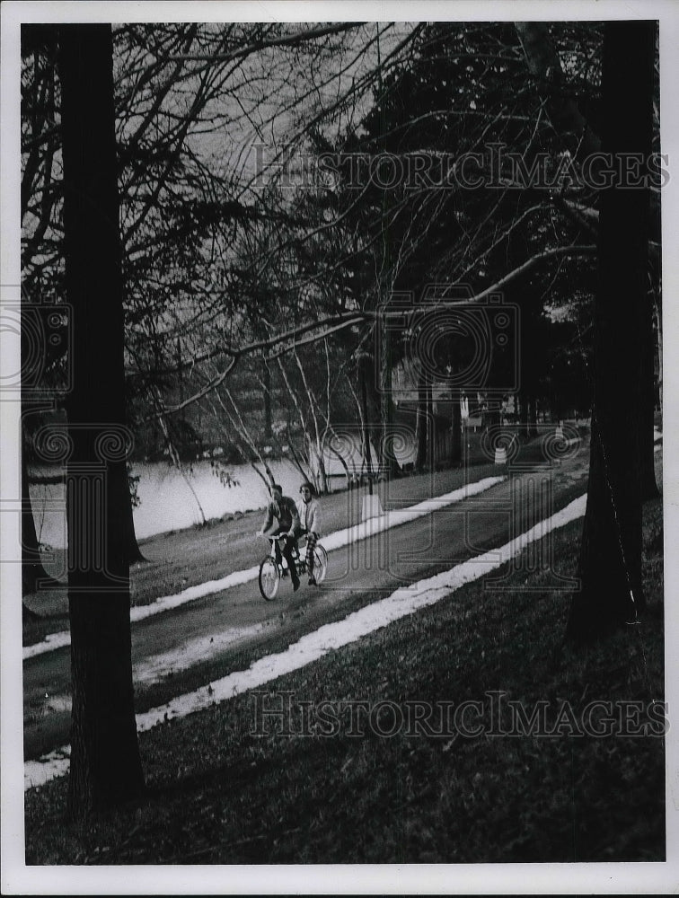 1968 Press Photo Fred Roberts, Karin Roach, riding through Mentor Park - Historic Images