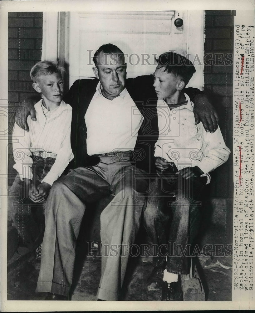 1943 Press Photo Bruce Neeley, Andrew and Amos in hospital after fire - Historic Images