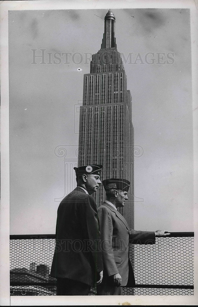 1947 Press Photo Legionnaires Guy C. Nadeau and Joseph J. Malloy Atop NY Hotel - Historic Images