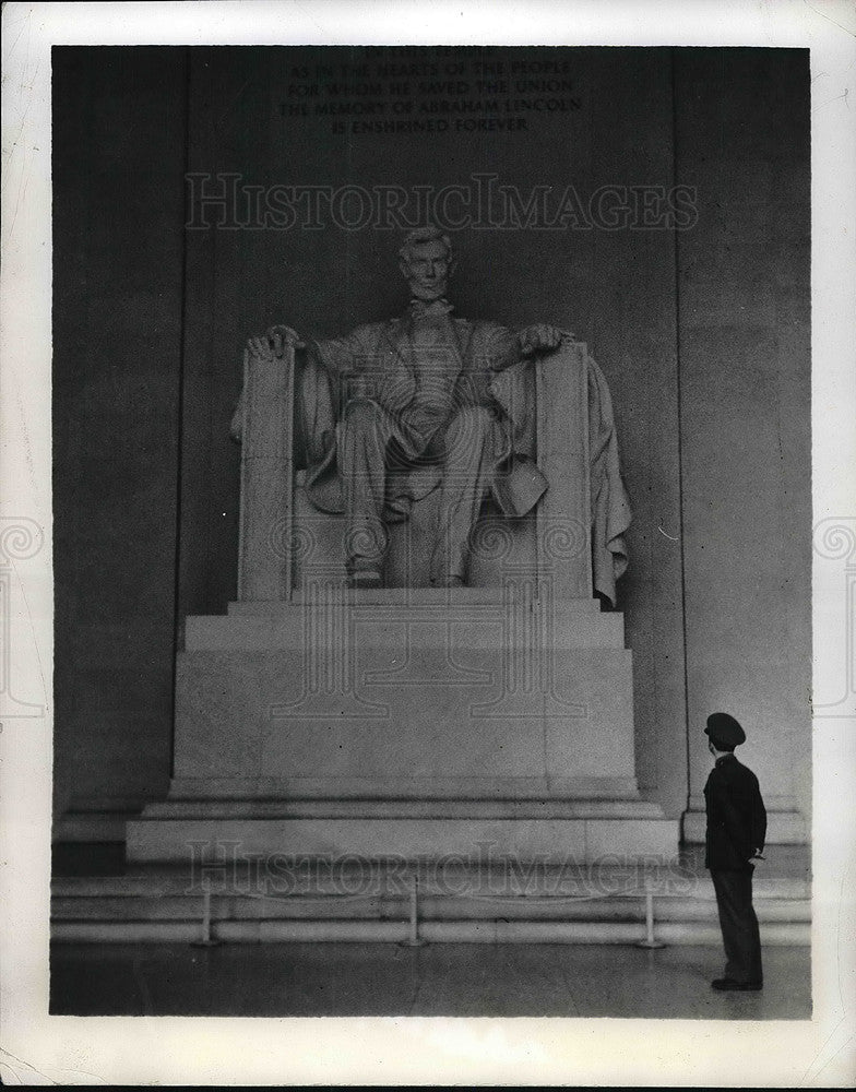 1948 Press Photo Lincoln Memorial Pvt. Alex Sycomax - Historic Images