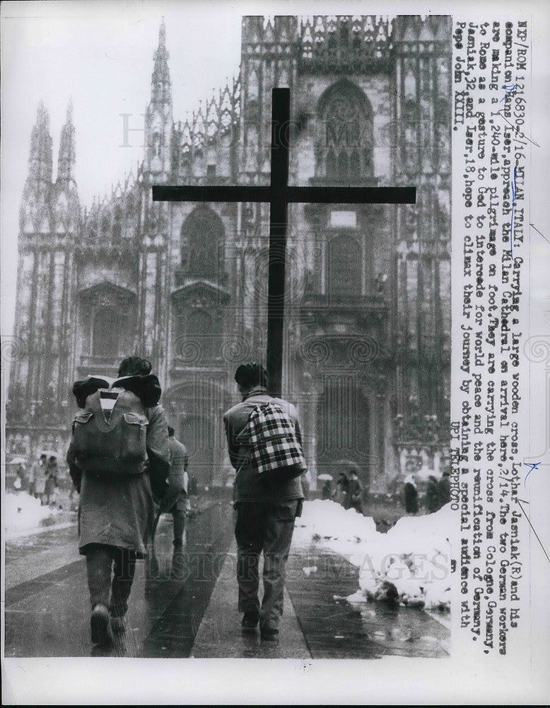 1950 Press Photo Milan Italy Large wooden cross Lothar Jasniak - Historic Images