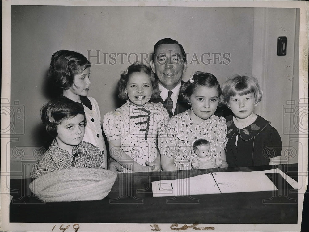 1937 Press Photo Sen. Claude Pepper with handicapped children - Historic Images