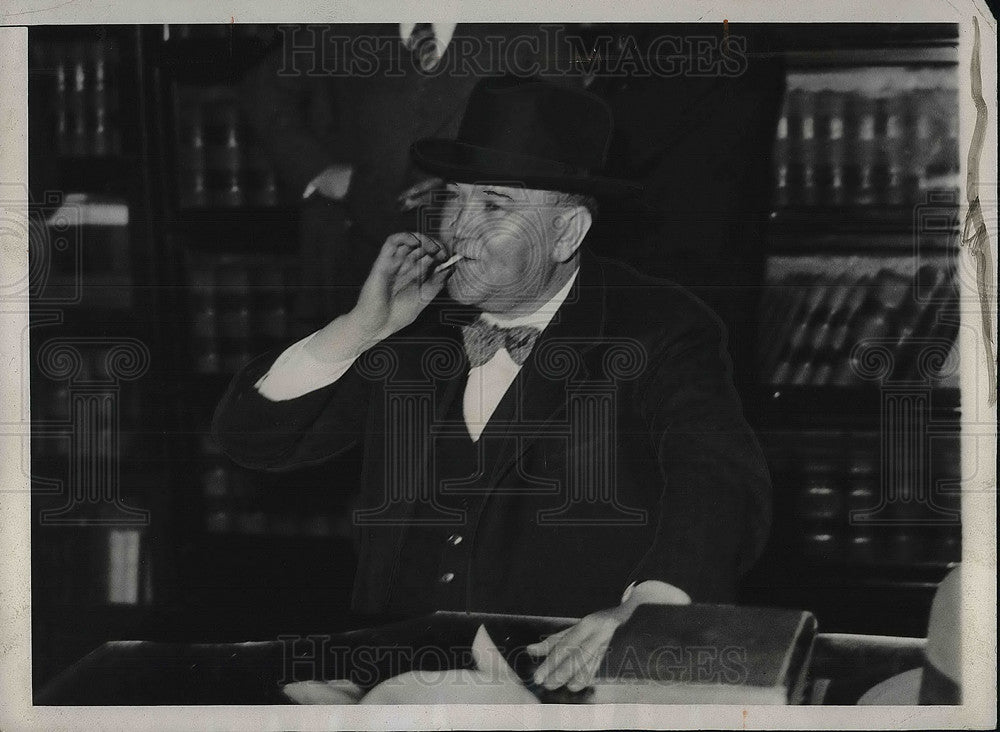 1932 Press Photo Caston Means Waits To Meet With US Commissioner Needham - Historic Images