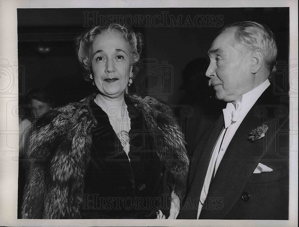 1945 Press Photo Duchess De Villa Rosa with Knute Hellund in New York - Historic Images