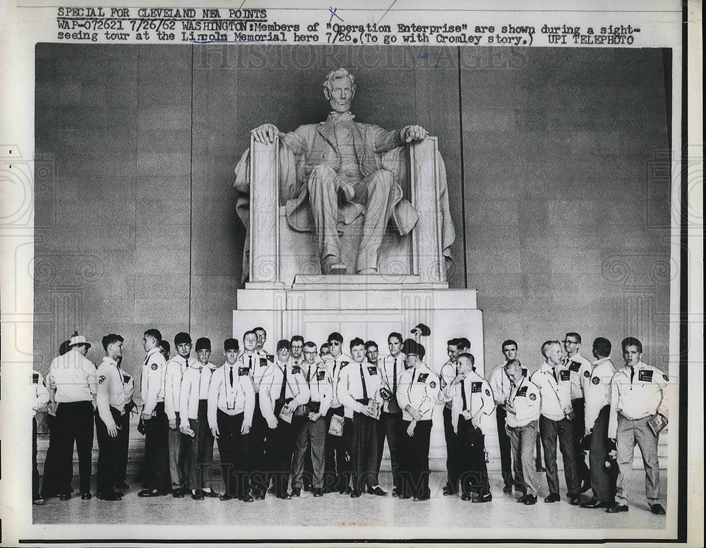 1962 Press Photo Member of Operation Enterprise in Front of Lincoln Memorial - Historic Images