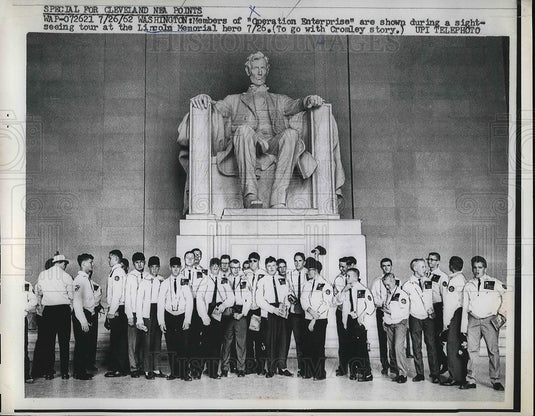 1962 Press Photo Member of Operation Enterprise in Front of Lincoln Memorial - Historic Images