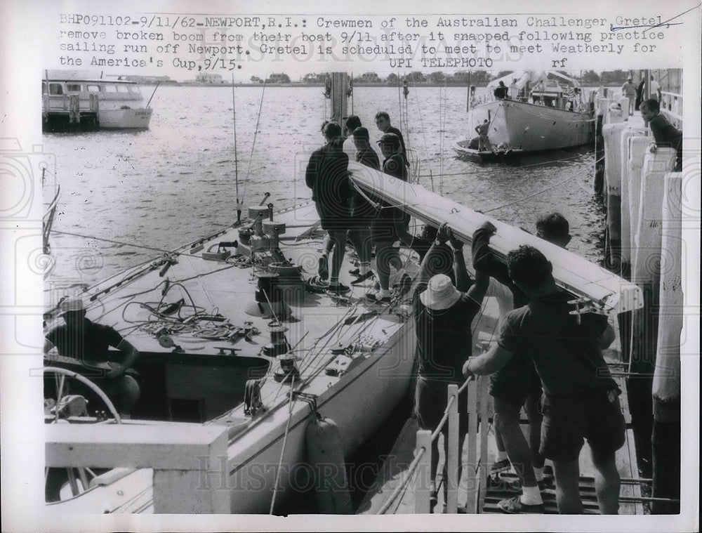 1962 Press Photo Crewmen of Challenger Gretel Remove Broken Boom From Boat-Historic Images