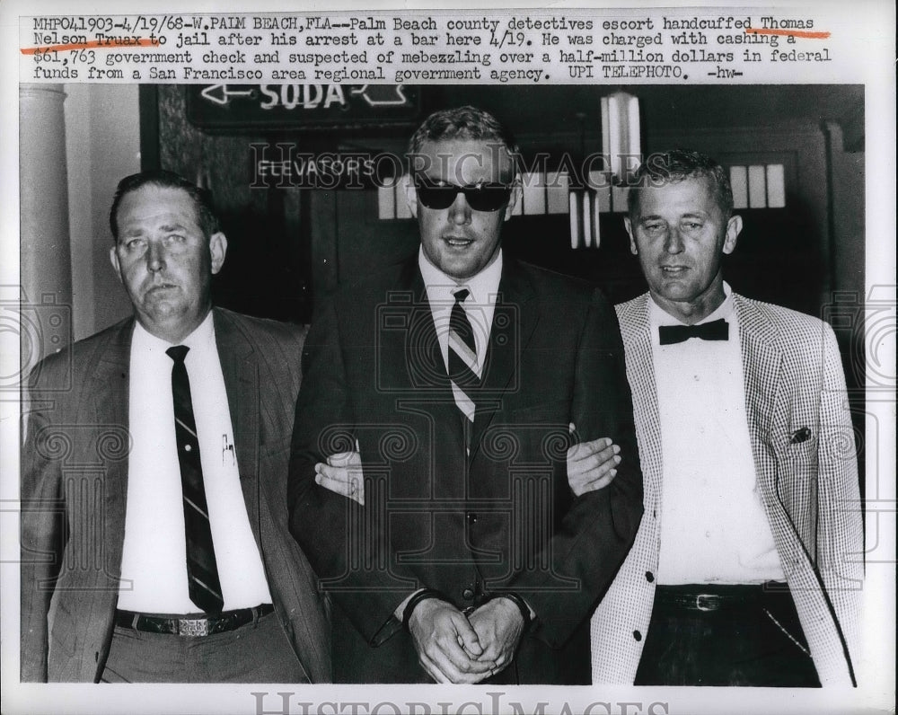 1968 Press Photo Palm Beach County Detectives escort Thomas Nelson Truax to jail - Historic Images
