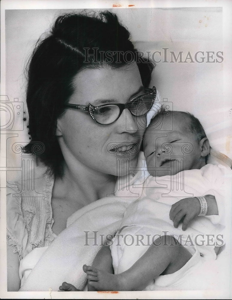 1962 Press Photo Mrs. Al F. Trizzino HOlding Ann Marie Barbara One Of Twins - Historic Images