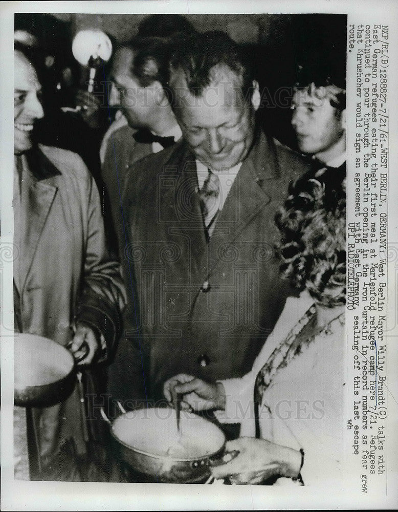 1961 Press Photo West Berlin Mayor Willy Brandt Talks to Refugees at Marienfold-Historic Images