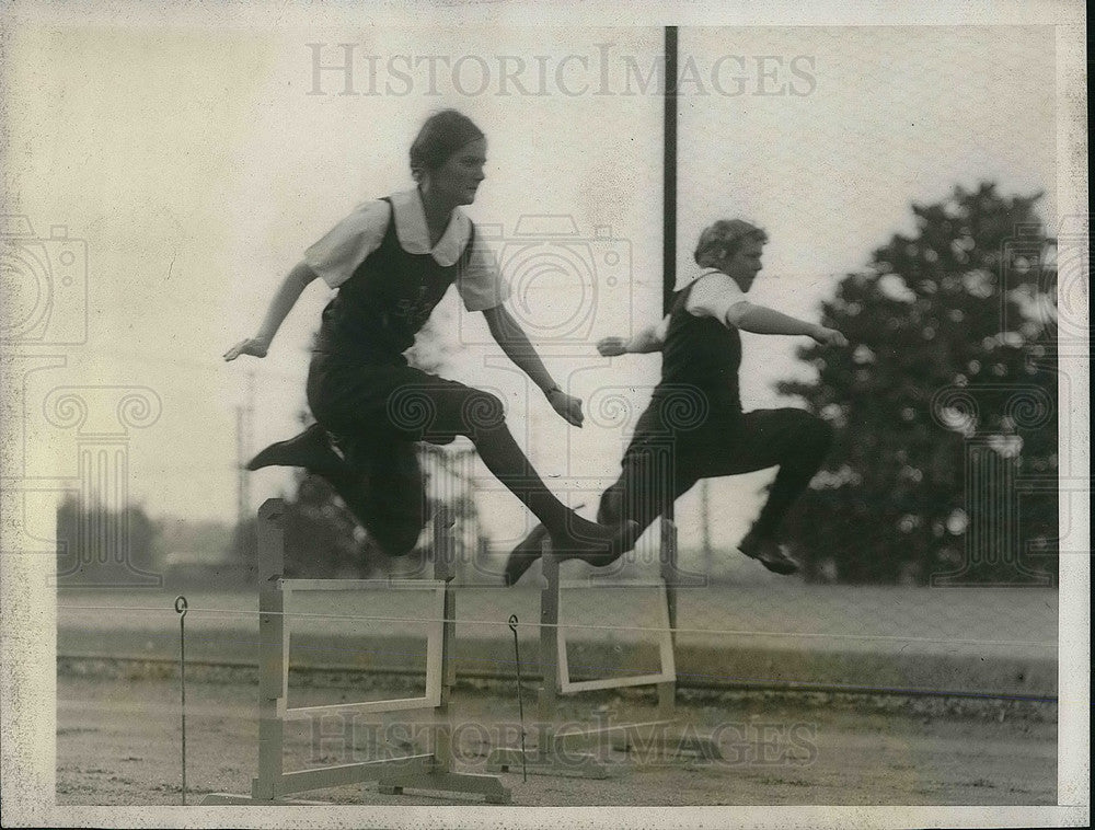 1927 Press Photo Helen Tomce & Eleanor Hodge Track & Field Day Wellesely College - Historic Images