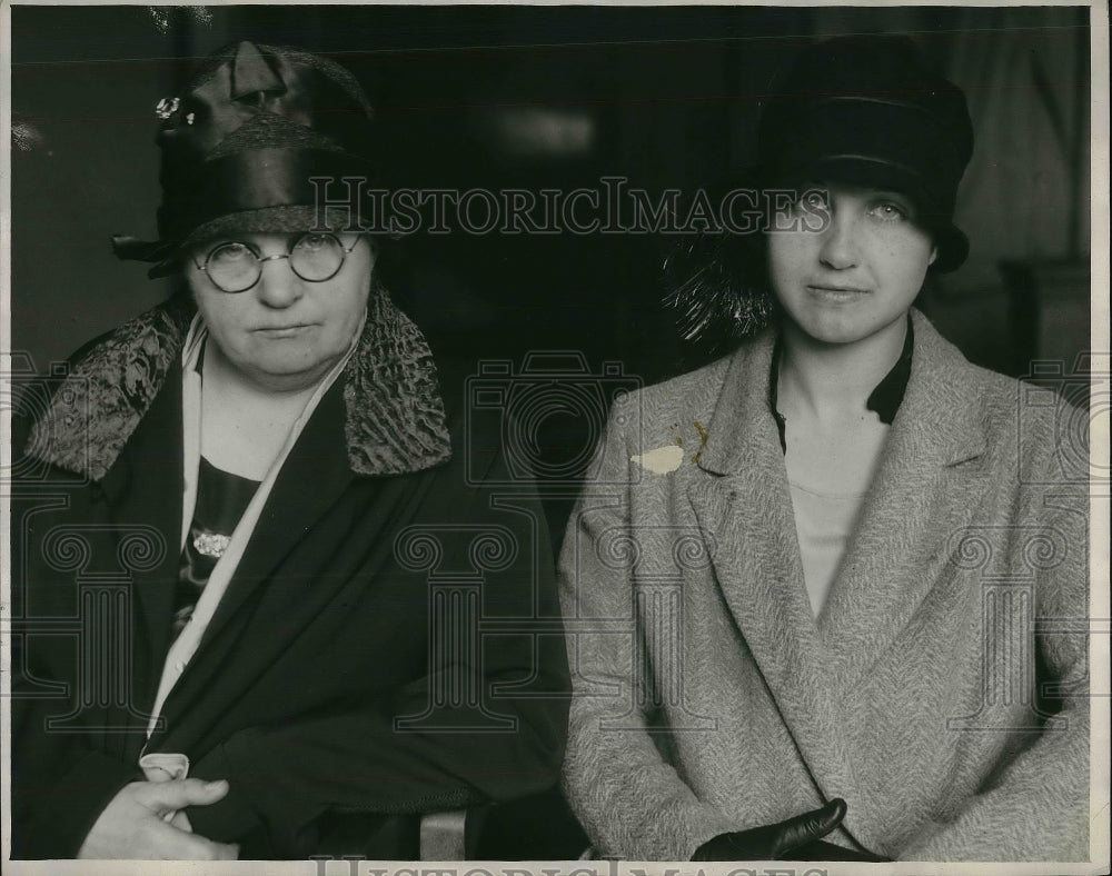 1927 Press Photo Miss Edith Tunstead, Mary Brewer Nurse in baby case - Historic Images