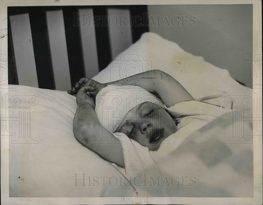1937 Press Photo Jim Kiernan in hospital after he was stabbed - Historic Images