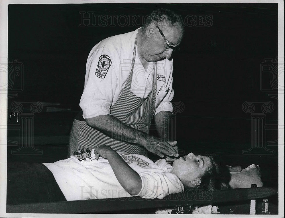 1963 Press Photo Robert Zverina Of Red Cross Makes Up Casualty Arden Smith - Historic Images