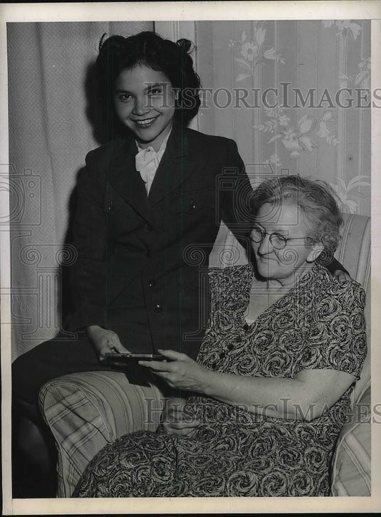 1945 Press Photo Alice Ziegler freed from Lilibid Prison in Philippines in WWII - Historic Images