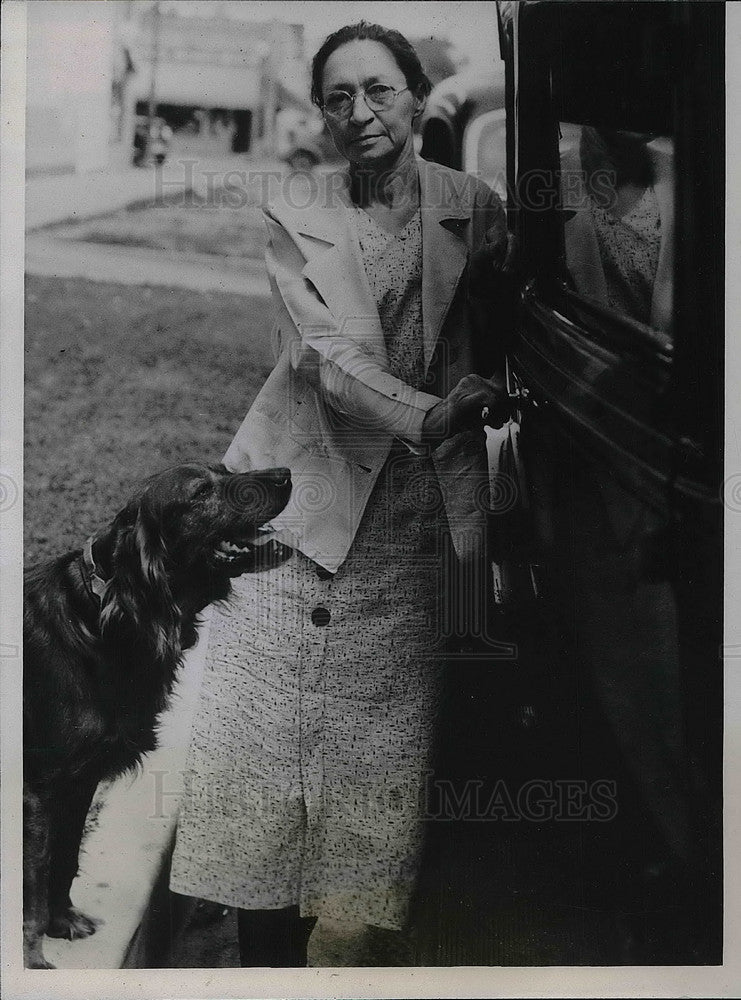 1935 Mrs. Carrie newton Arrested after removing parking signs - Historic Images