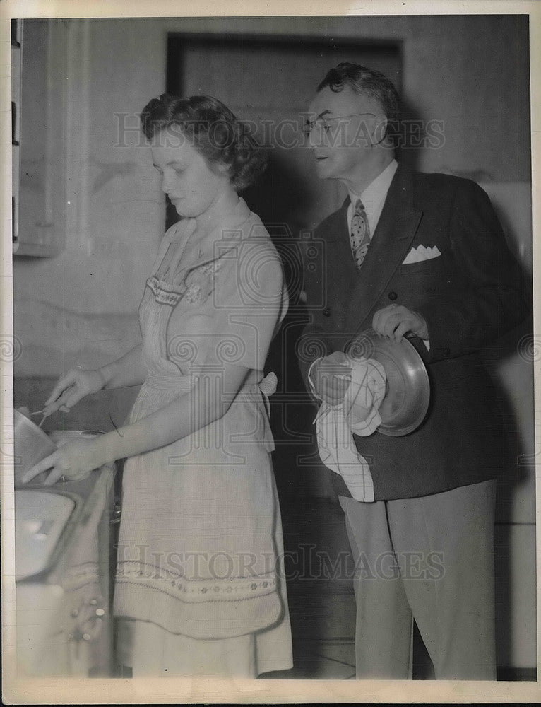 1944 Press Photo Former Adele Zirk with Husband Oscar Ulysses in the Kitchen - Historic Images