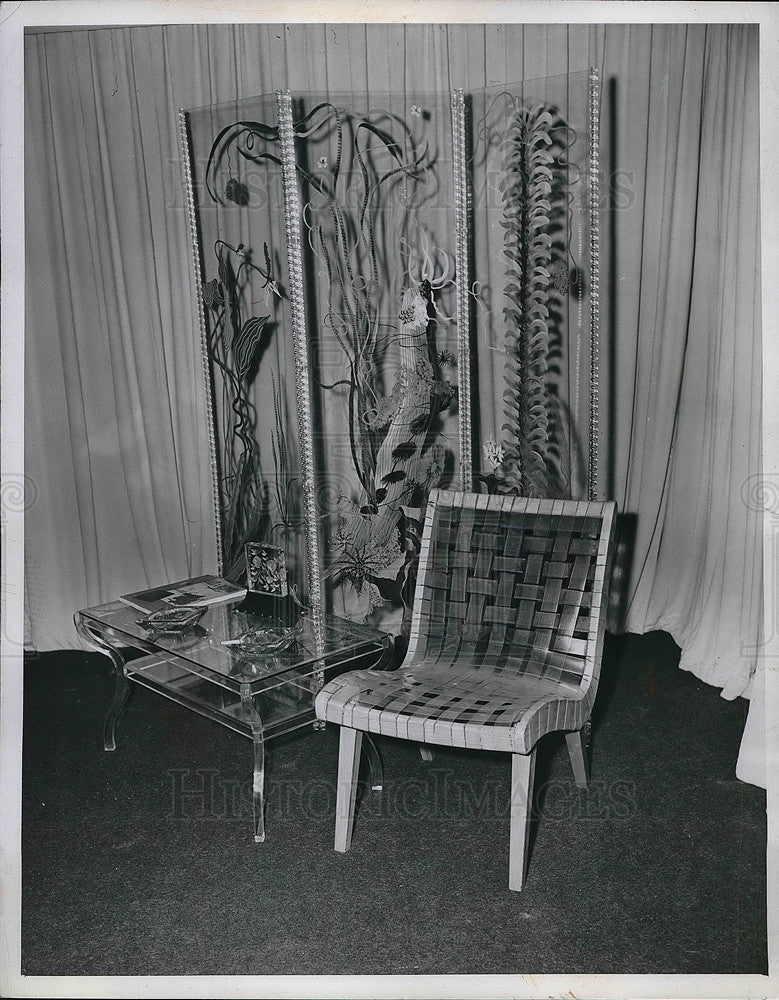 1946 Press Photo Chair table and screen housing decor - Historic Images