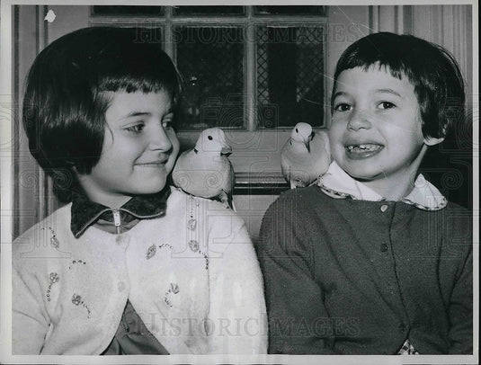 1962 Press Photo Brooklyn, NY ellen Plotkin, Estelle Gottlieb & doves at museum - Historic Images