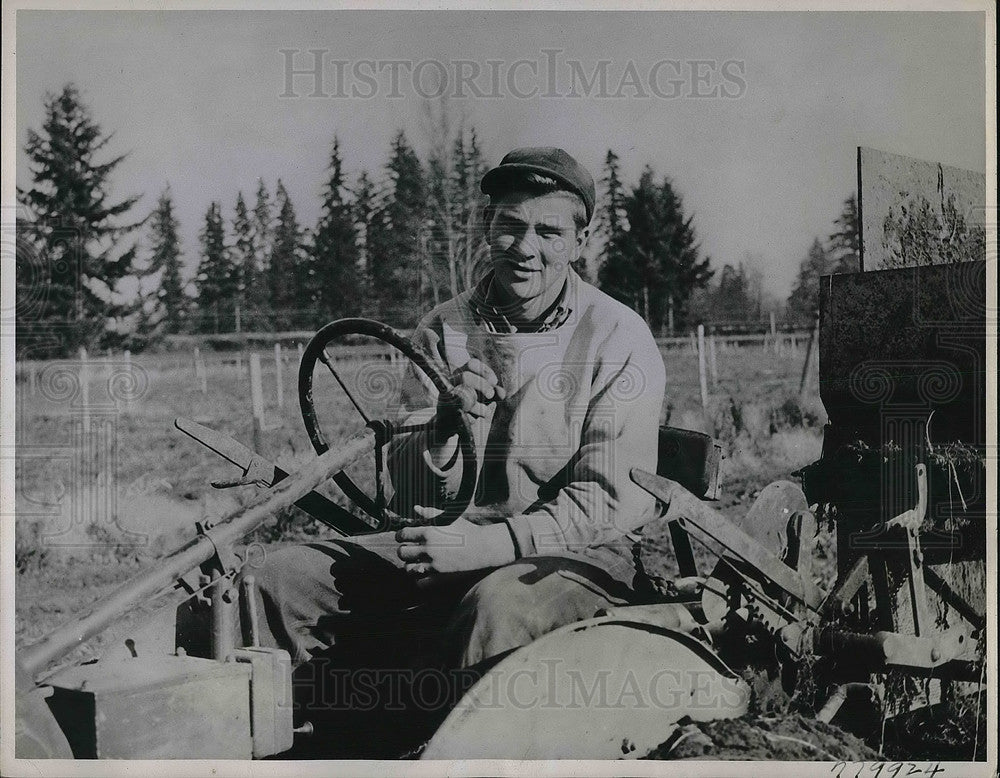 1945 Press Photo Albany, Ore, James L Ammon on his farm tractor - Historic Images