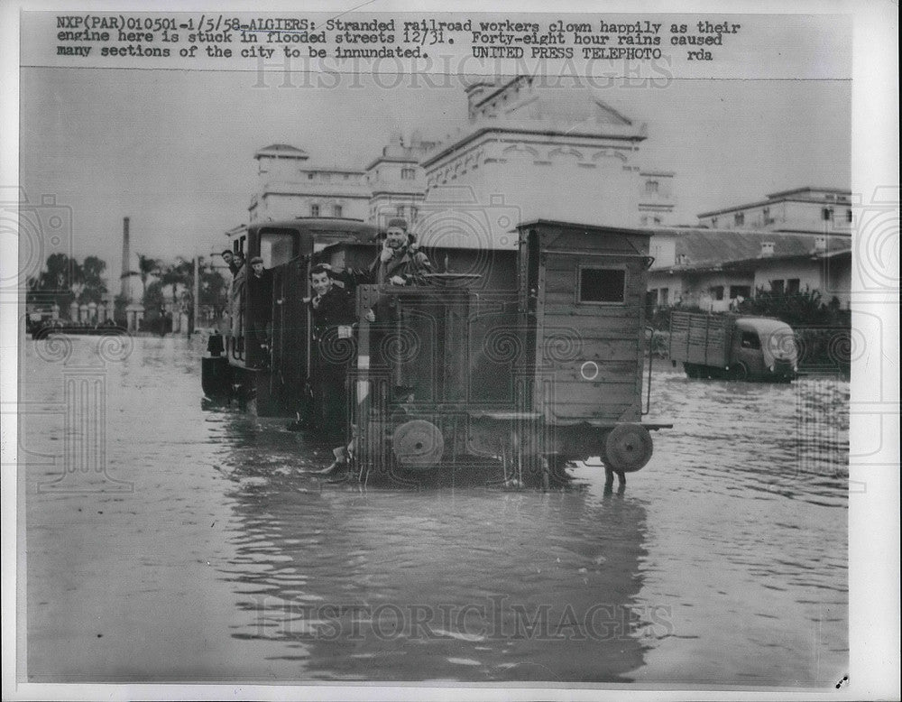 1958 Press Photo railcar stuck in floodwaters in Algiers, Africa - Historic Images