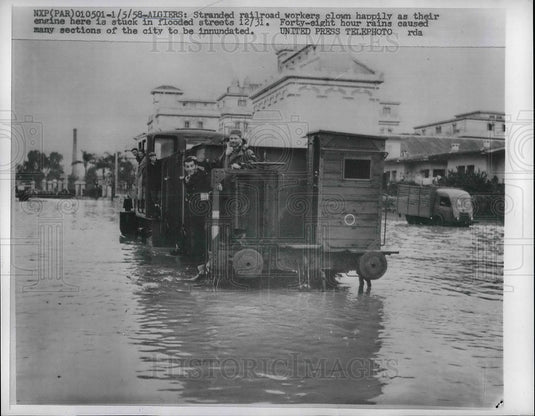 1958 Press Photo railcar stuck in floodwaters in Algiers, Africa - Historic Images