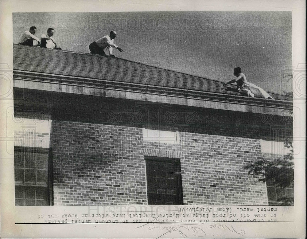 1951 Press Photo Doctors retrieving patient off of roof after his escape - Historic Images