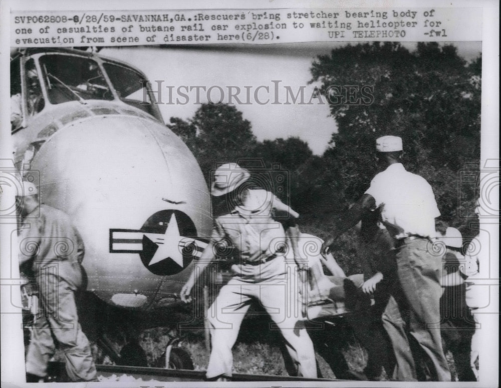 1959 Press Photo Rescuers Bring Stretcher Bearing Body From Rail Car Explosion - Historic Images