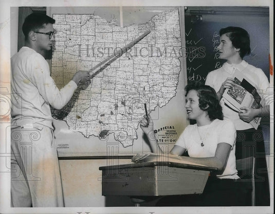 1954 Press Photo Clift Sarnacki,Doris Robertson & Georgene Volcheff At School - Historic Images