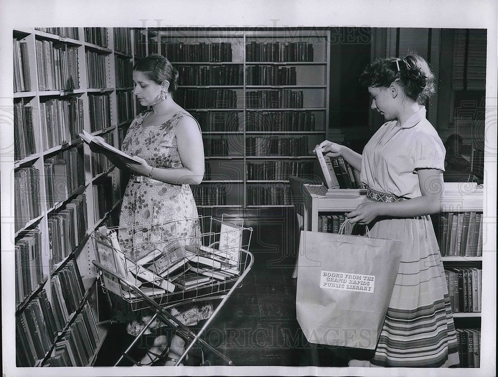 1955 Grand Rapids,Mich Mrs M Ginsberg, Sheila Tuller at the library - Historic Images