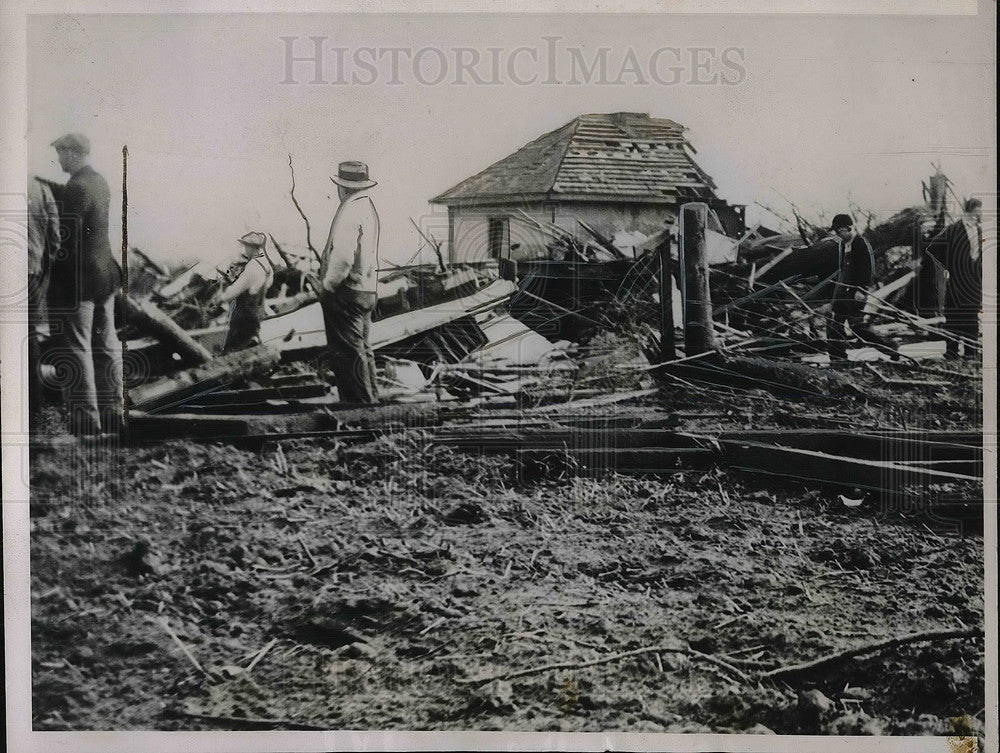 1936 Niangua, Mo. wreckage left by a tornado that 3 people - Historic Images