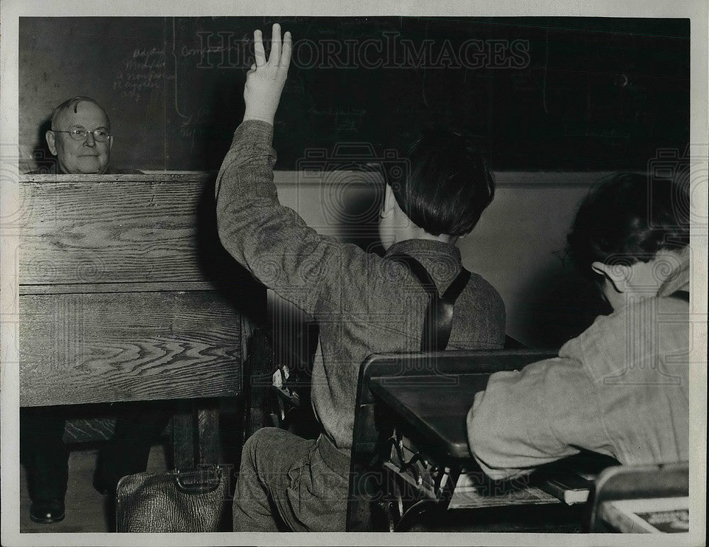 1947 Press Photo Amish Boys Jesse Kindig and Roy Weanu speaking to a teacher - Historic Images