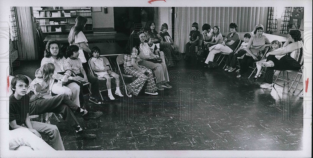 1977 Press Photo Mothers with Children Waiting for Flu Immunization-Historic Images