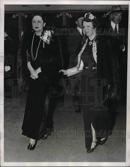 1937 Press Photo Mrs. E. Graham Lewis & Mrs. Joseph B. Thomas At Horse Show-Historic Images