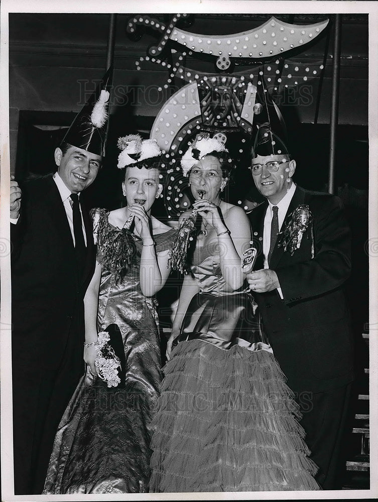 1958 Press Photo Ladies &amp; Men During Celebration-Historic Images