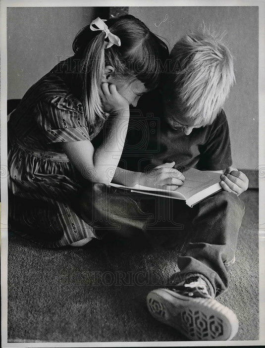 1961 Press Photo Second Graders Martha Wilson & Michael Arms Study in Palo Alto - Historic Images