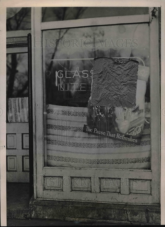 1941 Press Photo The Glass Bar after vandals threw bricks through the window-Historic Images