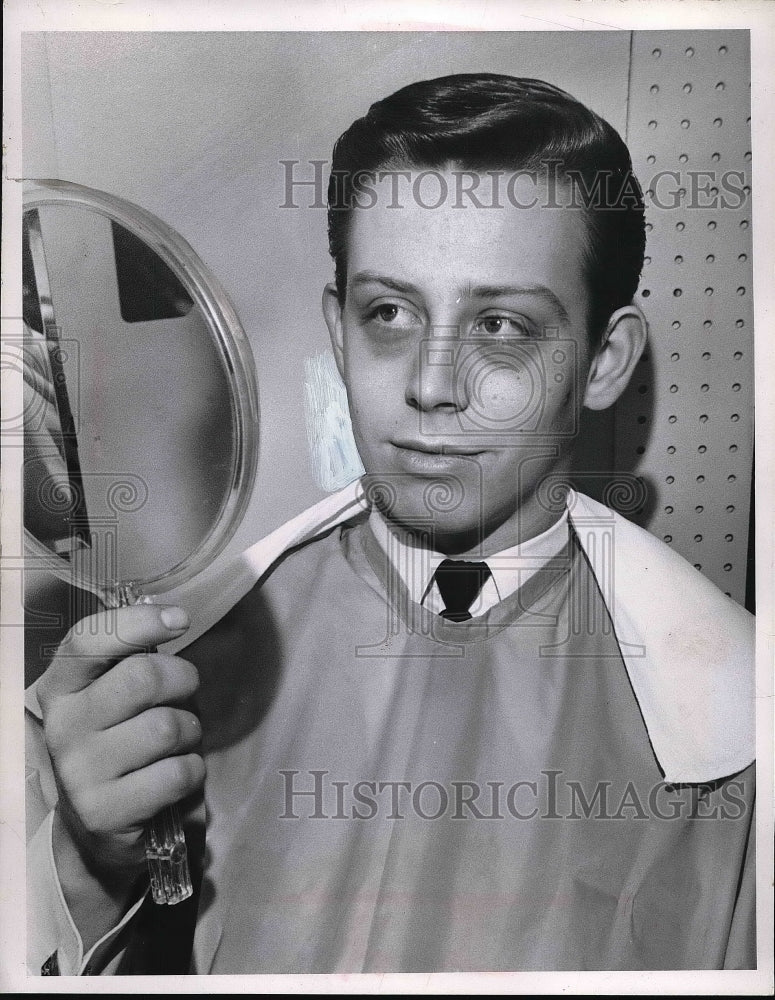 1967 Press Photo Kenneth Bier Gets Hair Styling From Ray Amato Of Richmond Mall - Historic Images