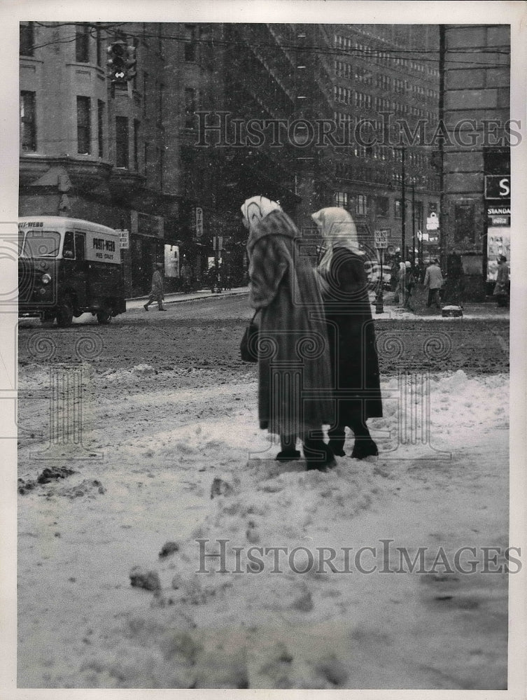 1959 Press Photo Pedestrians Crossing E.6th St. On North Side Of Superior - Historic Images