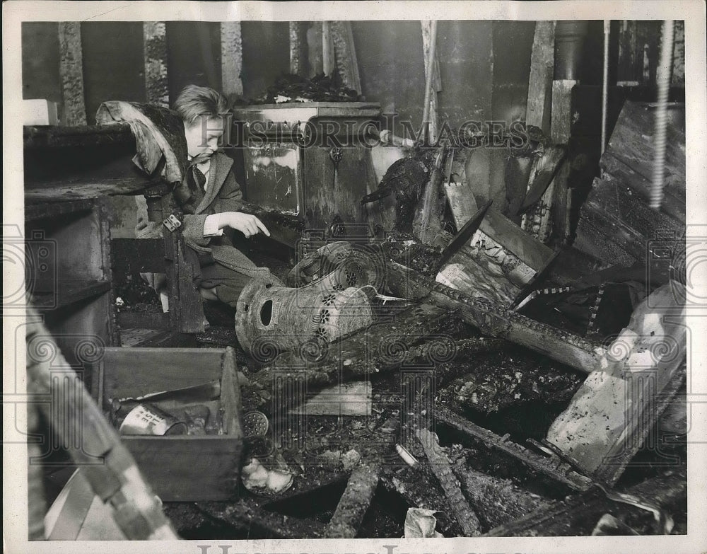 1937 Press Photo Interior Of House At Thornwood After Being In Flames - Historic Images