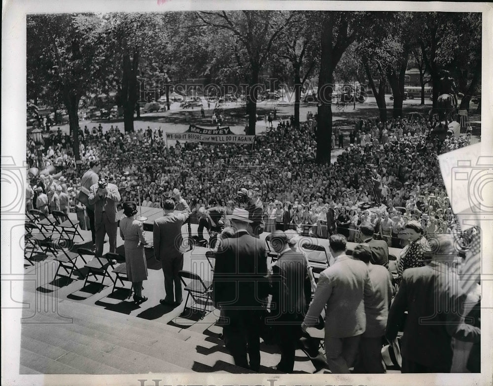 1944 Press Photo Governor Thomas E. Dewey Waving To Crowd Of More Than 4,000 - Historic Images