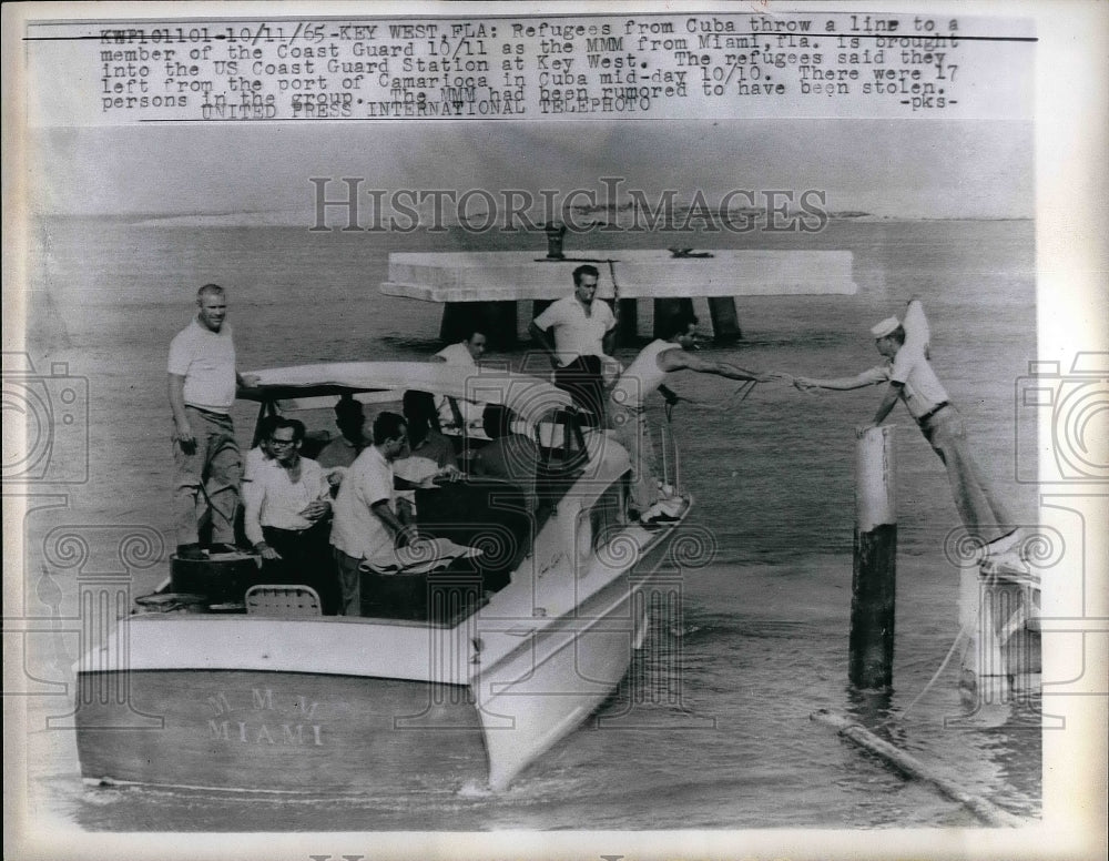 1965 Press Photo Cuban Refugees Throw Rope To US Coast Guardsmen - neb14551 - Historic Images