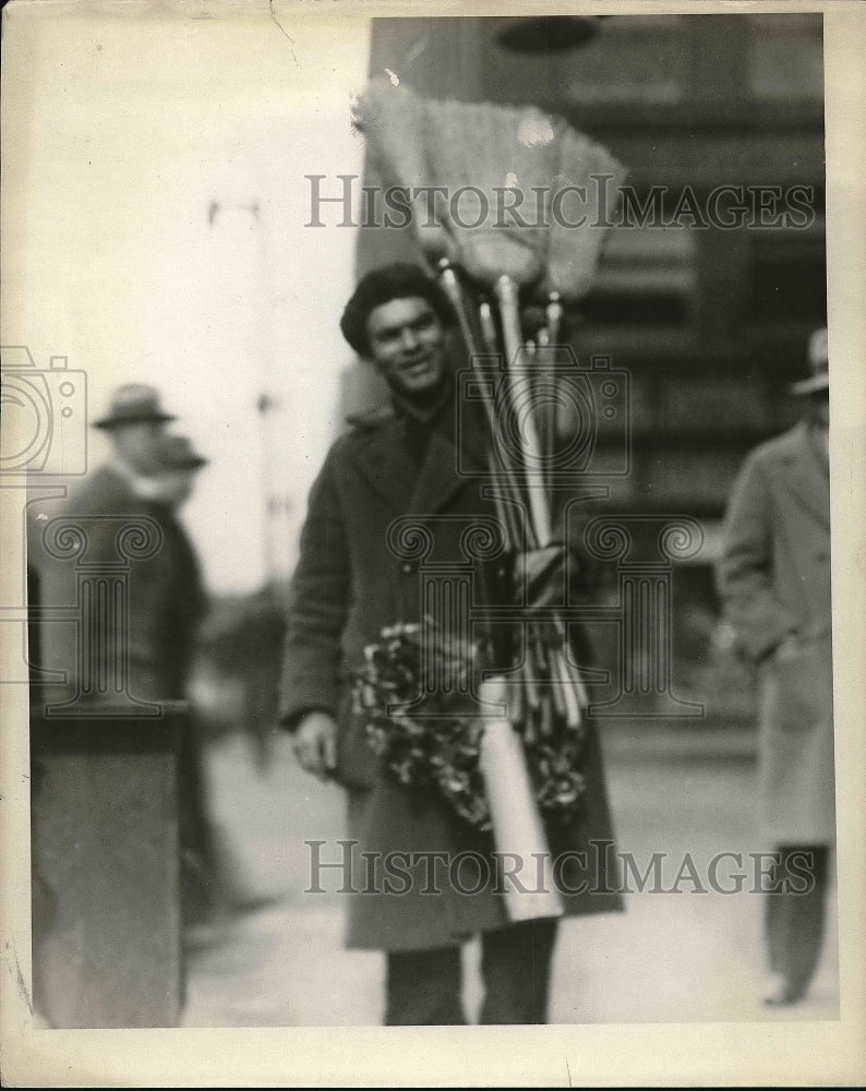 1926 Press Photo sweeper Burt Jacobson of Chicago - Historic Images